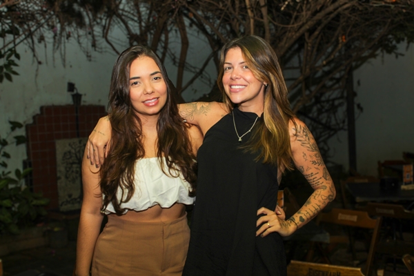 Goianienses aproveitam pré-feriado com noite de pagode; veja como foi