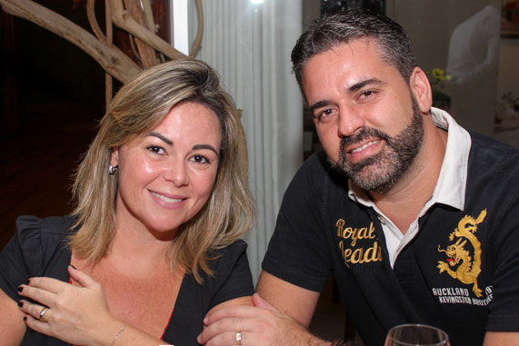 Goianienses desfrutam da boa culinária do Viela Gastronômica; veja