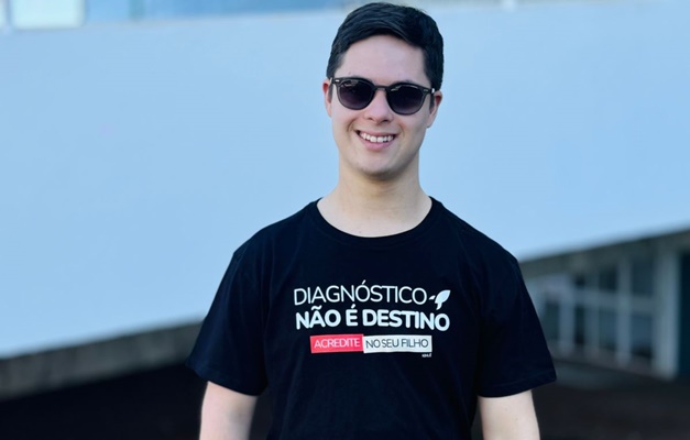 Goiano João Vitor de Paiva lança coleção de roupas que celebra inclusão