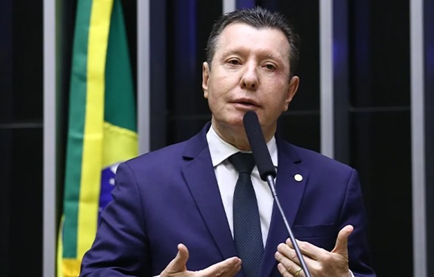 Goiano José Nelto e mais sete deixam vice-liderança do Governo na Câmara