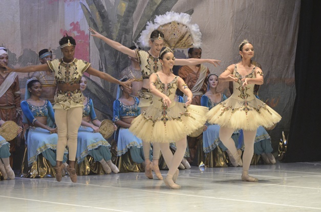 Goianos do Basileu França competem no maior festival de dança do Brasil