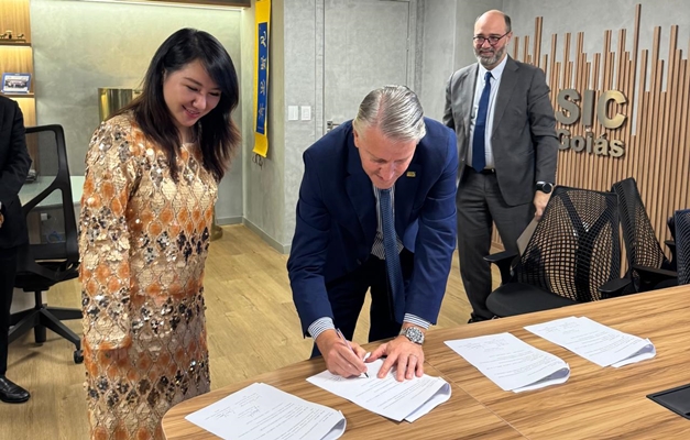 Goiás assina documento com a China para criação de laboratório de gemas