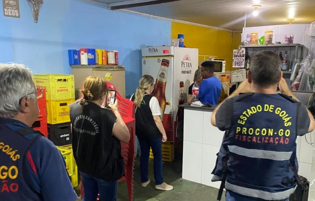 Goiás autua 19 estabelecimentos em operação contra falsificação de bebidas