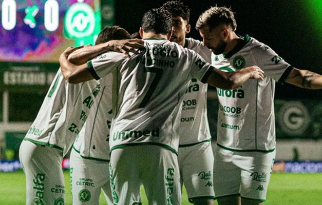Goiás deixa o G-4 da Série B após derrota por 3 a 1 para a Chapecoense