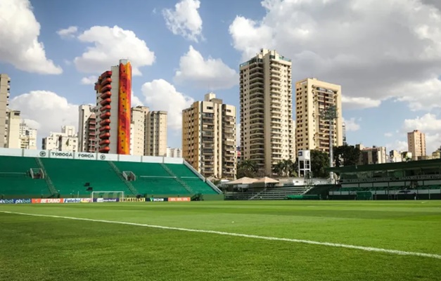 Goiás e Fluminense se enfrentam no estádio da Serrinha, em Goiânia
