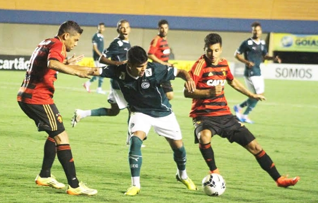 Goiás e Sport erram demais e não saem do 0 a 0 no Serra Dourada