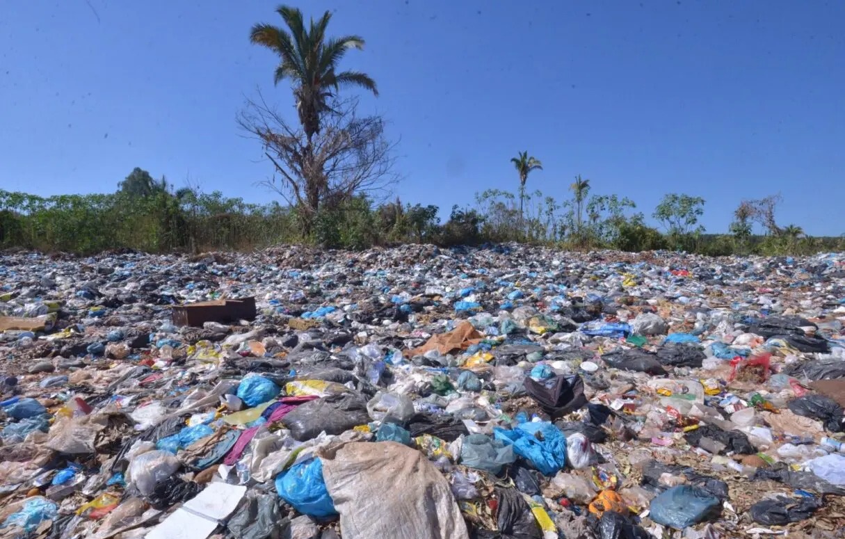 Goiás enfrenta desafio de erradicar 140 lixões ativos até 2025