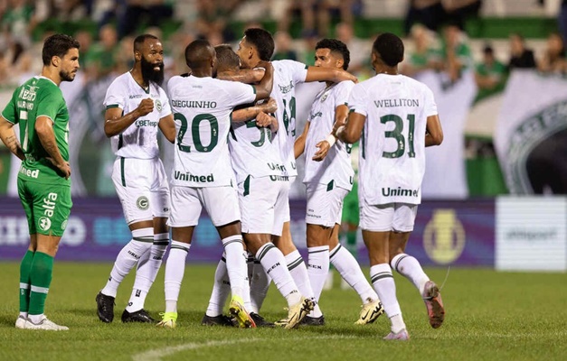 Goiás faz 4 contra a Chapecoense e sobe duas posições na Série B