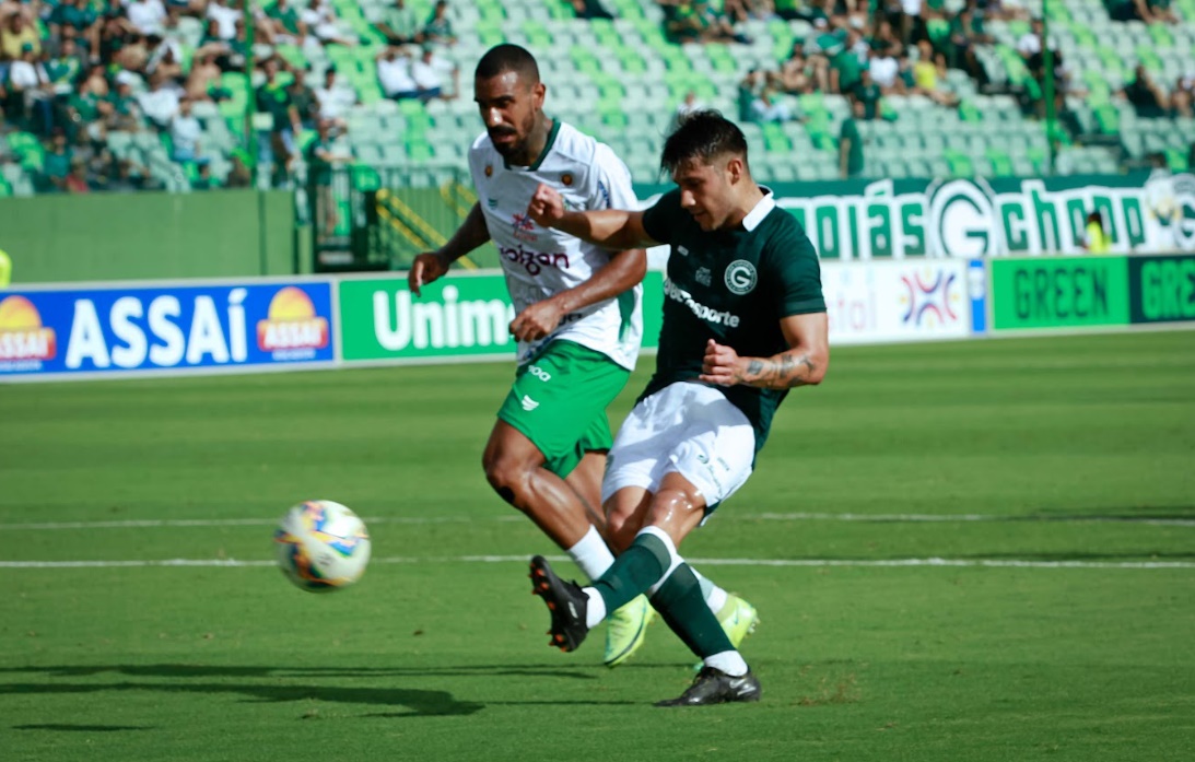 Goiás goleia Jataiense por 4 a 1 e assume a liderança do Goianão