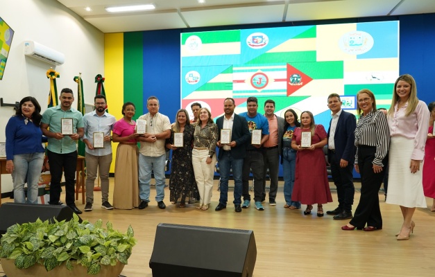 Goiás homenageia 143 municípios por avanços na alfabetização infantil