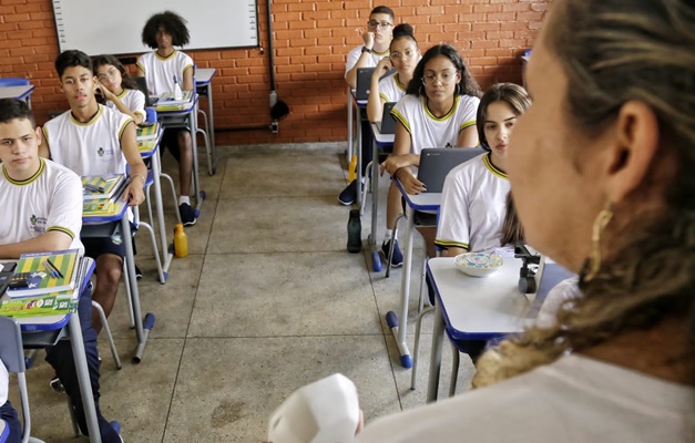 Goiás paga diferenças do piso dos professores retroativas a janeiro