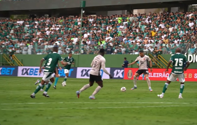 Goiás perde para o Athletico-PR e sai da zona de acesso para a Série A