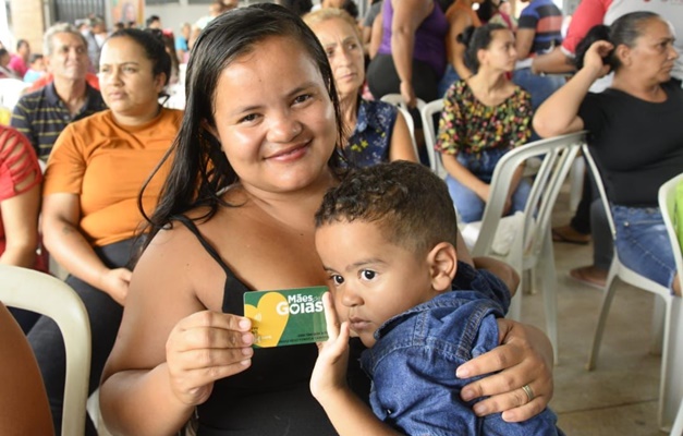 Goiás Social entrega benefícios em Morrinhos, Anicuns e Goiatuba 