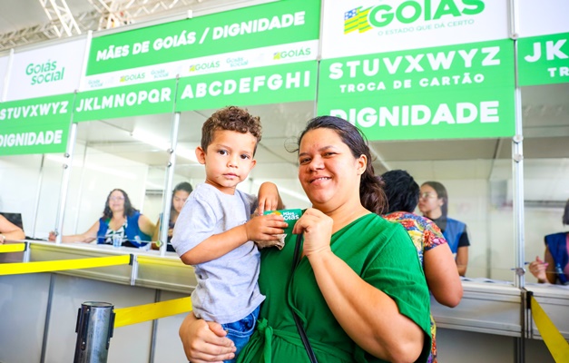 Goiás Social entrega cartões dos programas Mães de Goiás e Dignidade
