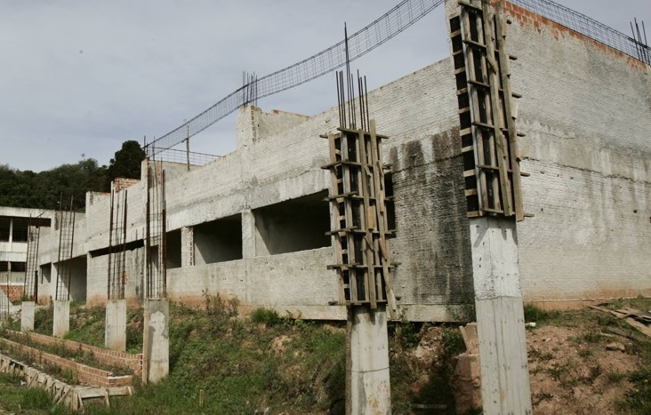 Goiás tem 246 obras federais paradas em 122 municípios