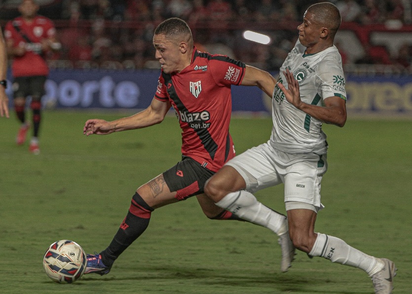 Goiás vence Atlético-GO por 2 a 1 de virada e se mantém líder da Série B
