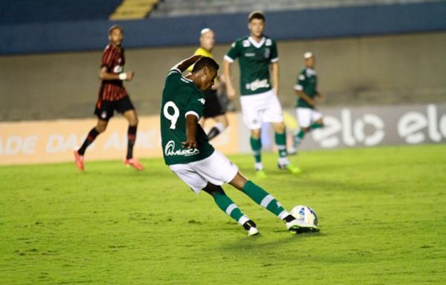 Goiás vence Atlético-PR com dois gols de Bruno Henrique