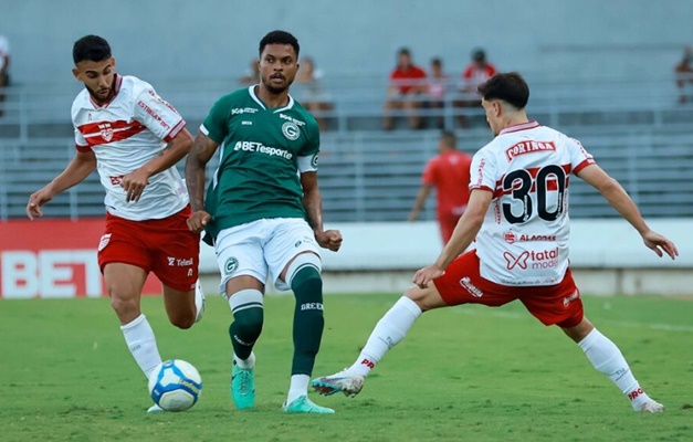 Goiás vence CRB por 1 a 0 com gol nos acréscimos e mantém chance de acesso