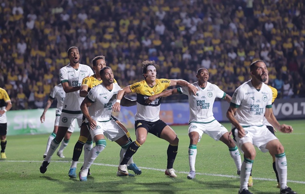 Goiás vence Criciúma por 2 a 1 no estádio Heriberto Hülse em Criciúma