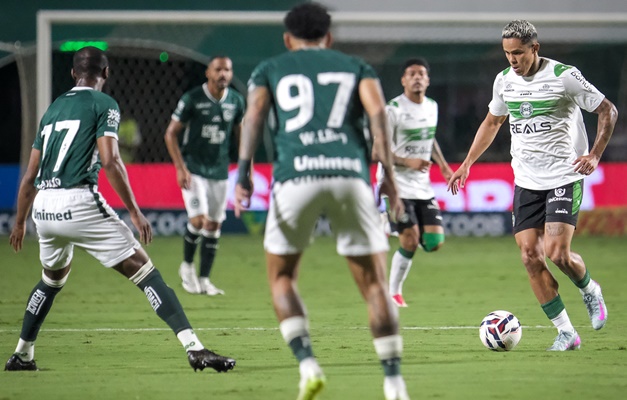 Goiás vence o Coritiba por 1 a 0 e assume a liderança da Série B