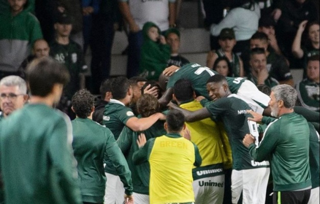 Goiás vence o Coritiba por 1 a 0 no Estádio Couto Pereira, em Curitiba