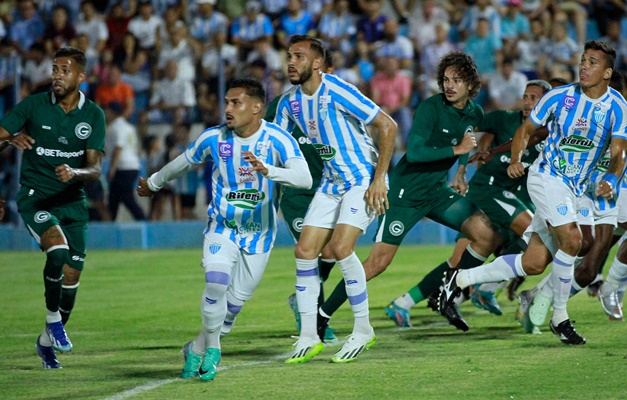 Goiás vence o Crac por 2 a 0 e mantém invencibilidade no Goianão