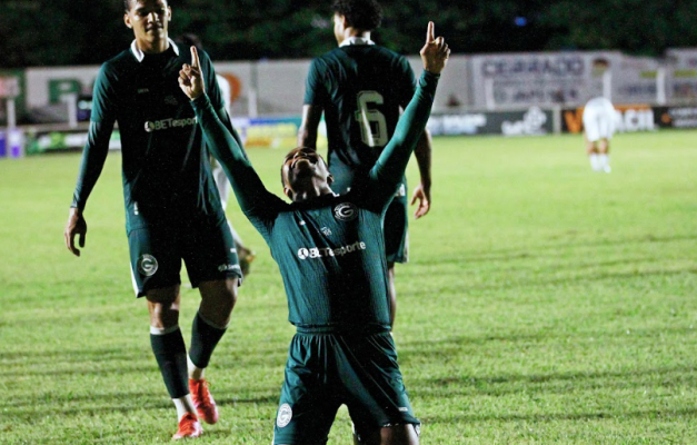 Goiás vence o Morrinhos por 3 a 0 e segue na cola do líder do Goianão