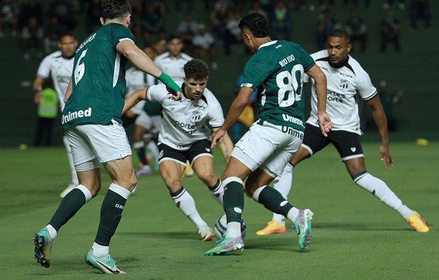 Goleiro Tadeu marca duas vezes e Goiás vence o Ceará na Serrinha em Goiânia