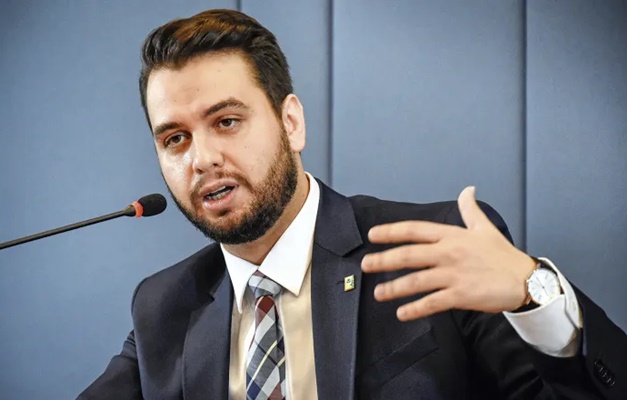 Gonet apoia soltura de Filipe Martins, mas defende embargo de passaporte