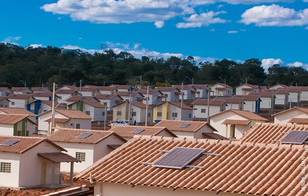 Governador entrega em Pirenópolis 1º residencial do projeto Casa Solar
