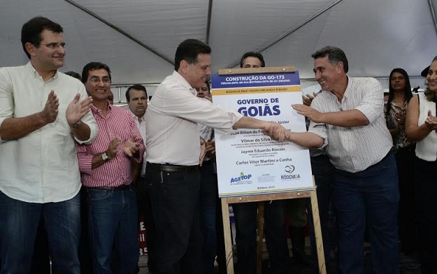 Governador entrega obras e anuncia construção de porto no Vale do Araguaia