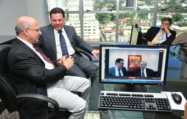 Governador Marconi Perillo fala com internautas sobre inovação