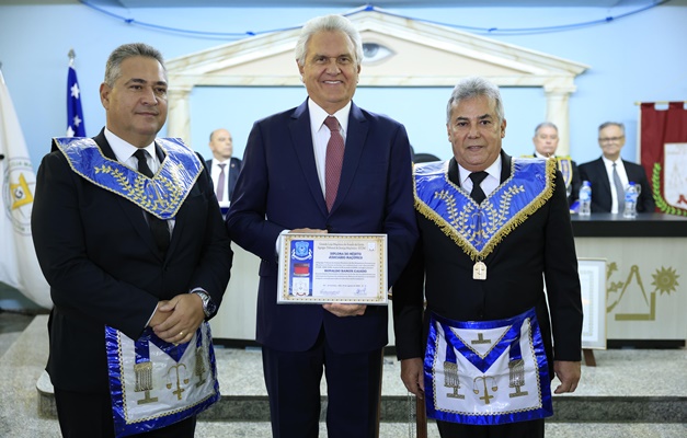 Governador Ronaldo Caiado recebe diploma de mérito da maçonaria goiana