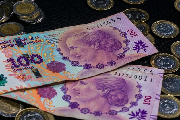Governo da Argentina aumenta salário mínimo em 30%