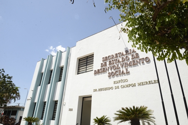 Governo de Goiás abre processo seletivo com salários de até R$ 10,8 mil