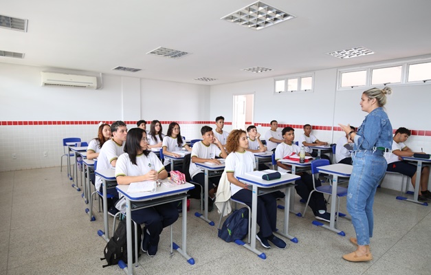 Governo de Goiás anuncia progressão para 7 mil servidores da Educação