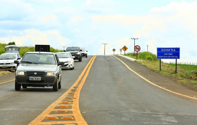 Governo de Goiás assina contratos para pavimentação das GOs 180 e 178
