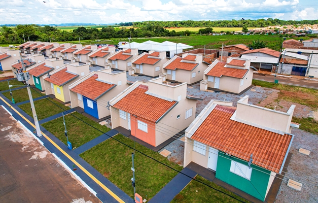 Governo de Goiás começa construção de casas em 43 municípios