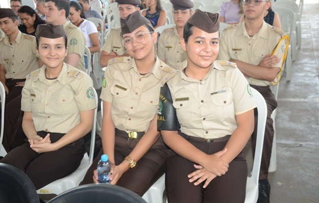 Governo de Goiás cria Bolsa Uniforme para alunos de colégios militares