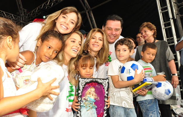 Governo de Goiás encerra distribuição de brinquedos com show em Goiânia