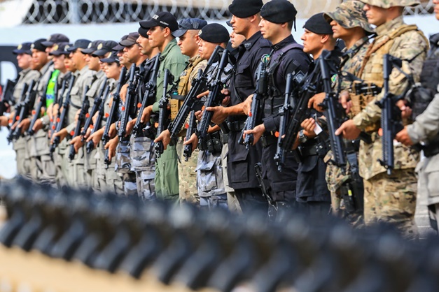 Governo de Goiás entrega 1.150 submetralhadoras à Polícia Militar