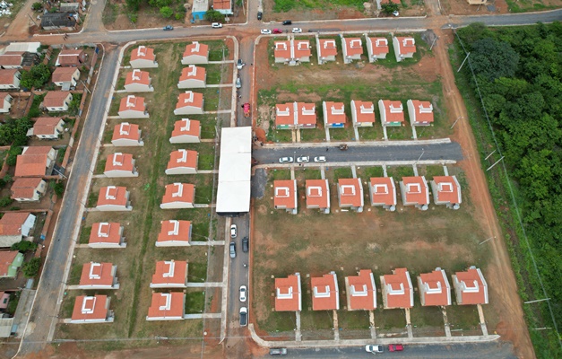 Governo de Goiás entrega 129 casas a custo zero em três municípios