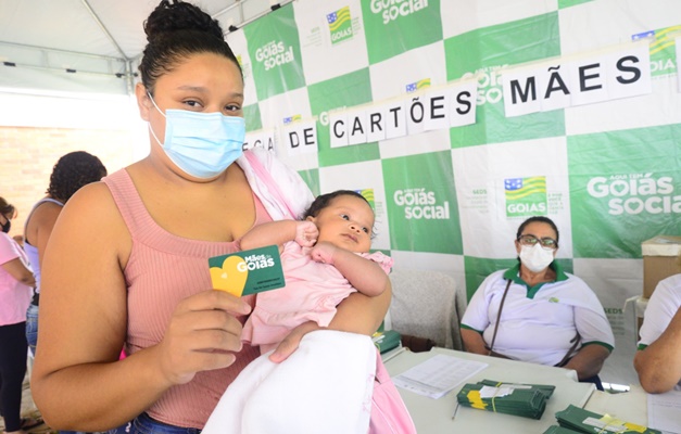 Governo de Goiás entrega 3.552 cartões a mães em situação de vulnerabilidade