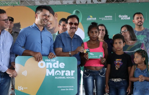 Governo de Goiás entrega 45 cartões do Aluguel Social em Carmo do Rio Verde