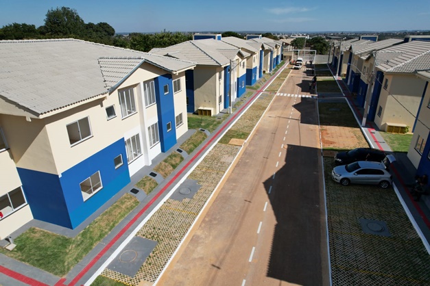Governo de Goiás entrega casas a 112 famílias em Cidade Ocidental