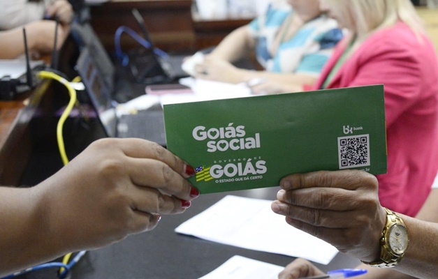 Governo de Goiás entrega mais 180 cartões do programa Goiás por Elas