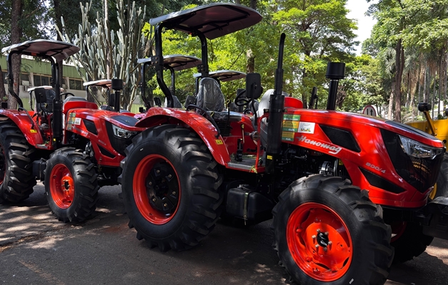 Governo de Goiás entrega maquinário agrícola e títulos fundiários em Goiânia