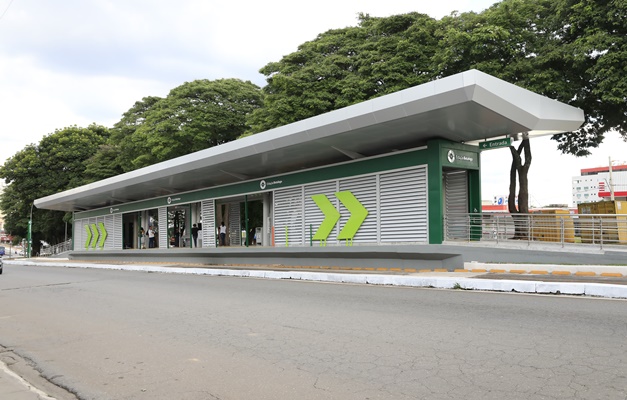 Governo de Goiás entrega reforma de estações do Eixo Anhanguera em Goiânia