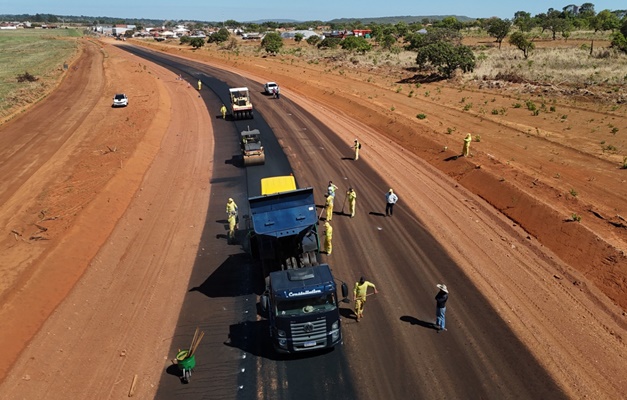 Governo de Goiás inicia capa asfáltica em obras de pavimentação da GO-219