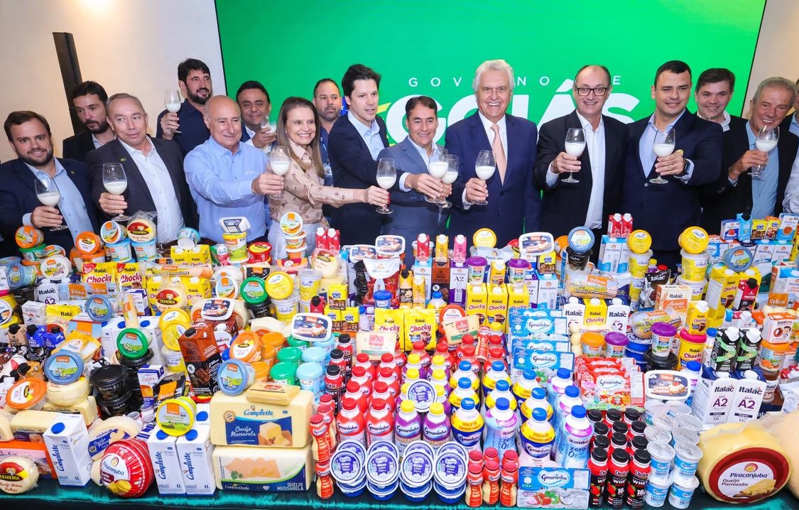 Governo de Goiás recebe doação de 60 mil litros de leite